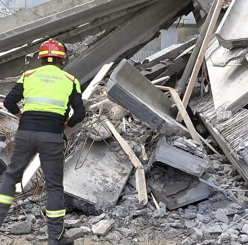 Crollo in cantiere a Firenze, tre vittime, operai feriti e dispersi. Le immagini