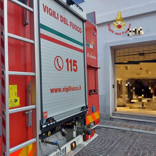 Pavia: cortocircuito in un negozio di abbigliamento, intervengono i Vigili del fuoco