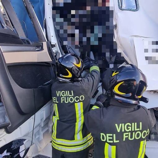 Oltrepò: scontro tra camion sull'autostrada Torino-Piacenza, feriti i due autisti