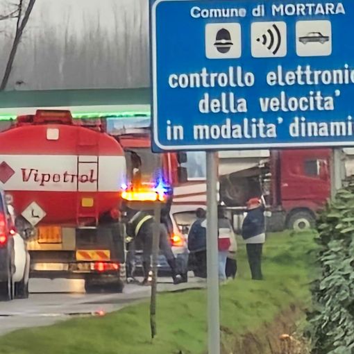 La lunga colonna di veicoli questa mattina (lunedì) sulla provinciale 494