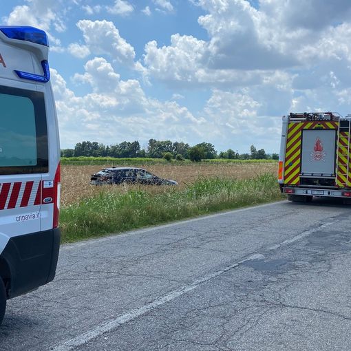Gambarana: escono di strada con l'auto sulla provinciale 4, illese due persone