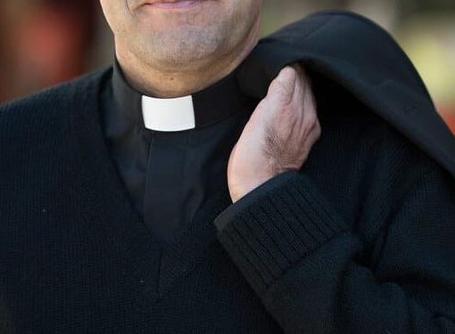 Pavia, prete ricattato da donna rumena