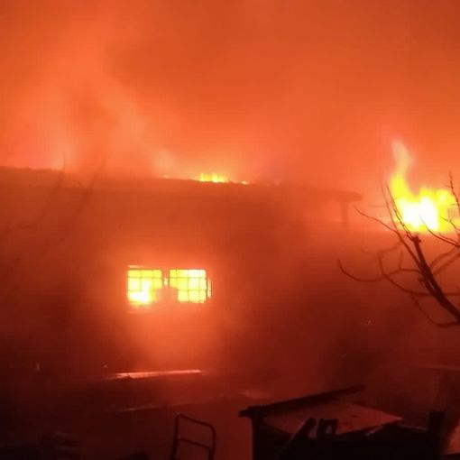 Cava Manara: capannone di un officina divorato dalle fiamme, Vigili del fuoco impegnati per 4 ore