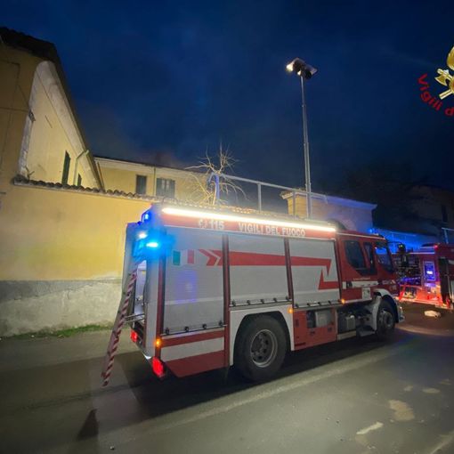 Zinasco: fiamme sul tetto di una villa, allertate due squadre di Vigili del fuoco