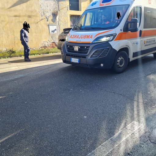Mede: sale su una scala per portare del cibo ai gatti, ma cade rovinosamente. 82enne grave al San Matteo