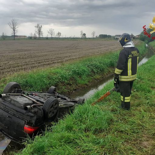 Mortara: esce di strada con l'auto sulla provinciale 192, illeso un 25enne