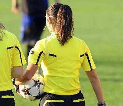 Calcio giovanile under 19: arbitro donna chiusa nell’impianto