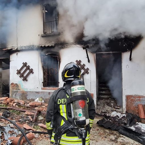 Oltrepò: le fiamme divorano un'abitazione a Colli Verdi