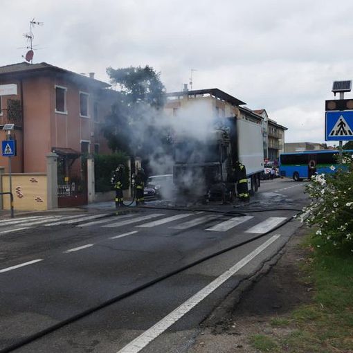 Pavia: camion frigo divorato dalle fiamme in viale Brambilla