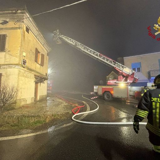Oltrepò: incendio divora un'abitazione, squadre di Vigili del fuoco al lavoro per oltre 10 ore