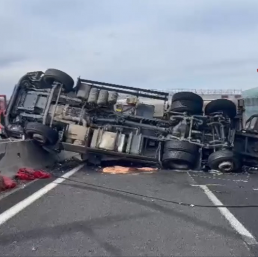 Schianto in A1, 4 veicoli a fuoco e due vittime
