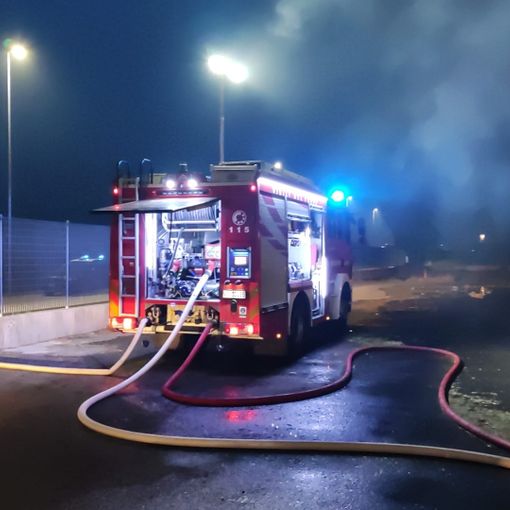 - (VIDEO) - Corana: in fiamme un capannone con materiale agricolo