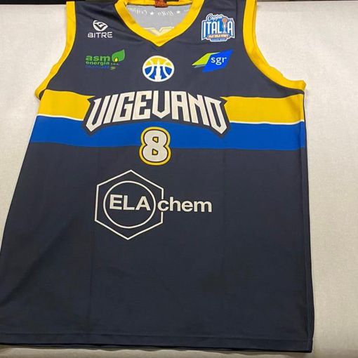 Basket: le maglie della storica promozione in serie A2 all'asta per sostenere le trasferte dei tifosi gialloblu