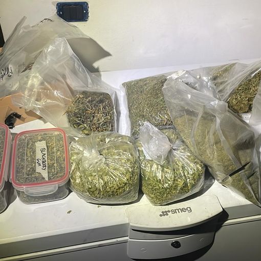 Appartamento a fuoco a Belgioioso poi la scoperta dei carabinieri: nella casa hashish e marijuana, in manette una giovane coppia