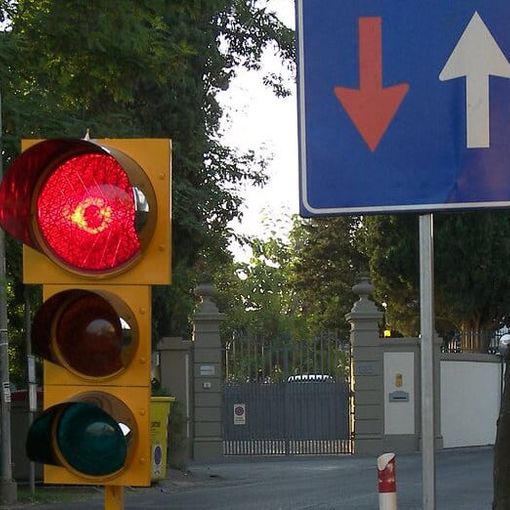 Novara: esasperato dalle code, scaraventa semaforo nei campi