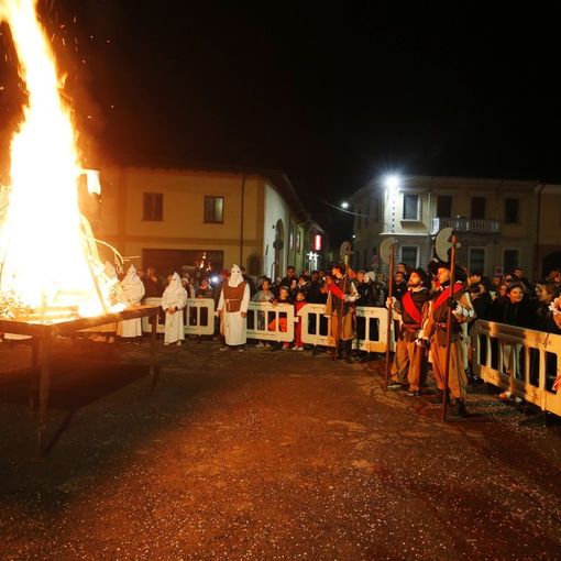 Brucia la Bella Pierina al Carnevale di Candia. Le immagini