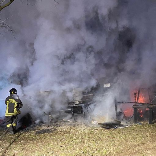 Lomello: rogo di una baracca sulla provinciale 211, i Vigili del fuoco domano le fiamme in 2 ore