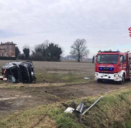 Travacò Siccomario: esce di strada con l'auto e finisce in un campo, 64enne trasportato al San Matteo