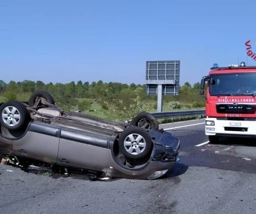 Incidente sul raccordo autostradale Pavia-Bereguardo, le immagini dei soccorsi