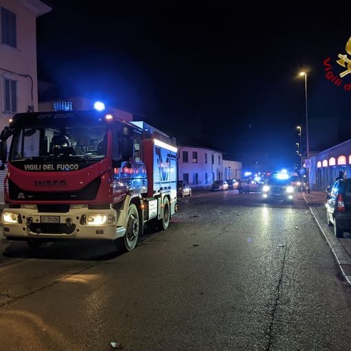 Pavia: scontro tra auto in viale Partigiani, soccorse 5 persone