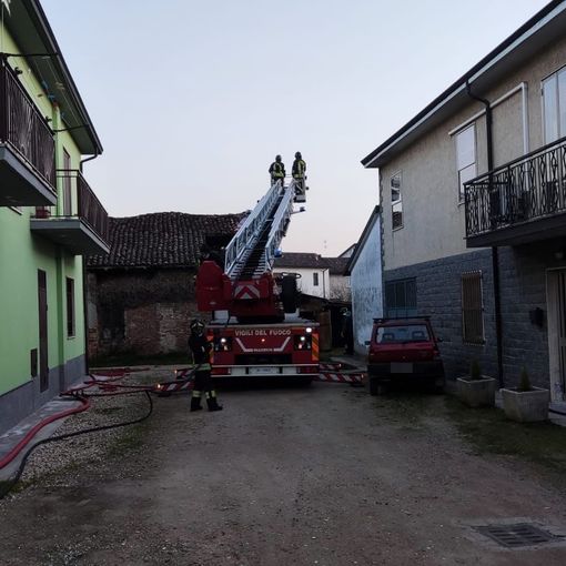 Trivolzio: incendio in un porticato, intervengono i Vigili del fuoco