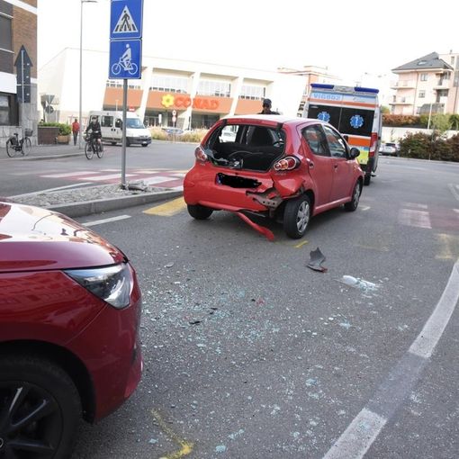 Vigevano: tamponamento tra due auto alla rotatoria di viale Mazzini