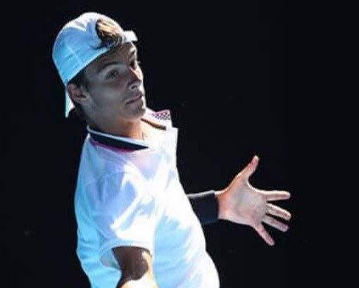 Musetti s'allena per Wimbledon nel campo da calcio