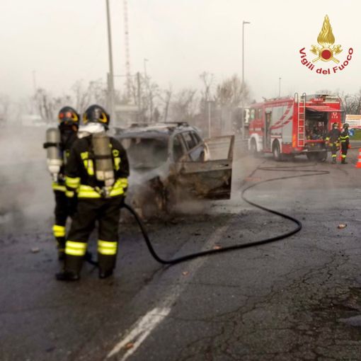 Siziano: auto distrutta dalle fiamme, intervento dei Vigili del fuoco
