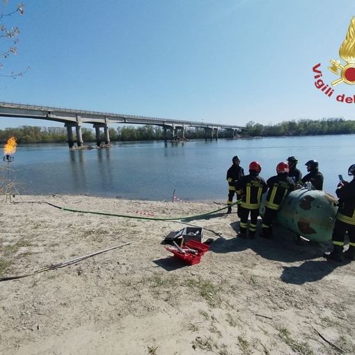 Broni: i Vigili del fuoco bonificano un serbatoio di GPL sull'argine del Po