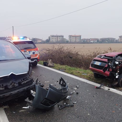 Pavia: scontro tra auto in via Fossarmato, soccorse 4 persone
