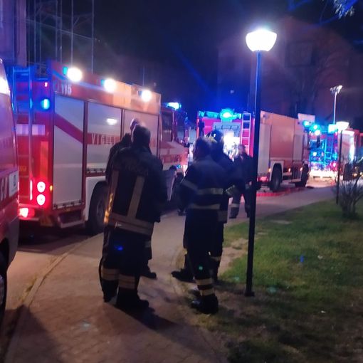 Vigevano, le immagini dell'incendio nella palazzina di via Foscolo