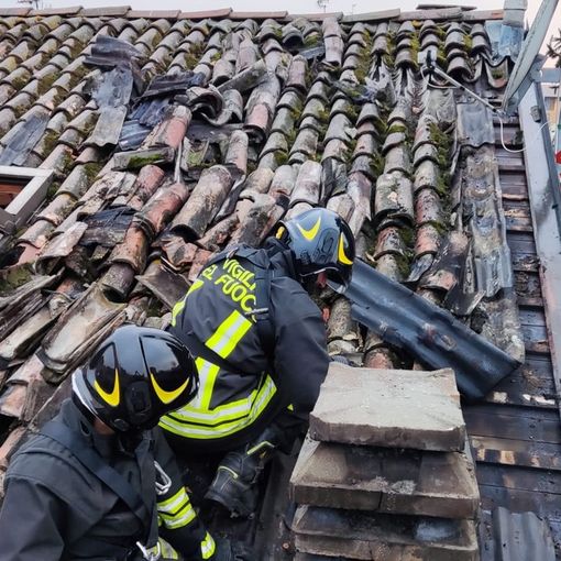 Certosa di Pavia: incendio su un tetto, i Vigili del fuoco limitano i danni