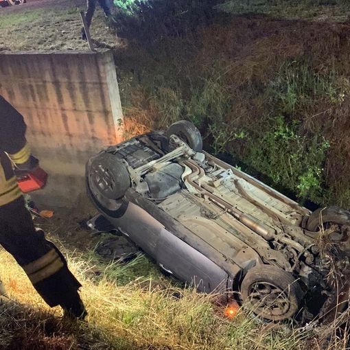 Pavia: auto si ribalta in un fosso senza acqua, soccorse due donne
