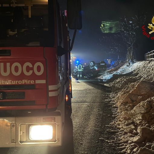 Varzi: si ribalta con l'auto sulla provinciale 461, illeso un 34enne
