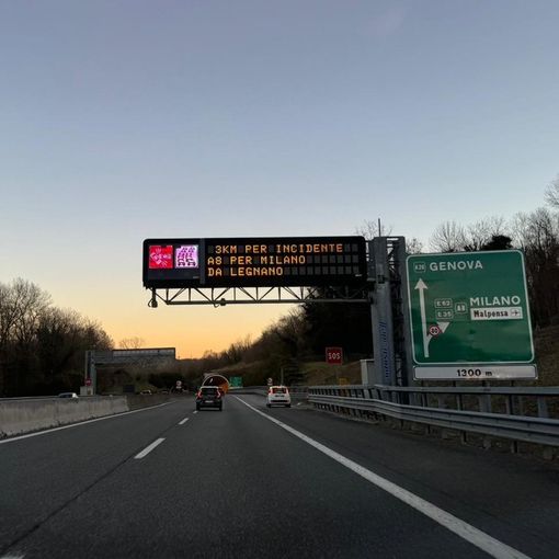 Ennesimo incidente sull'Autolaghi: chiuso il bivio per la A9 per lo scontro tra più veicoli. Tre chilometri di coda da Legnano verso Milano