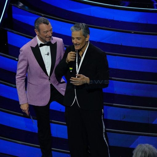Amadeus e Fiorello sul palco dell'Ariston (foto Duilio Rizzo)