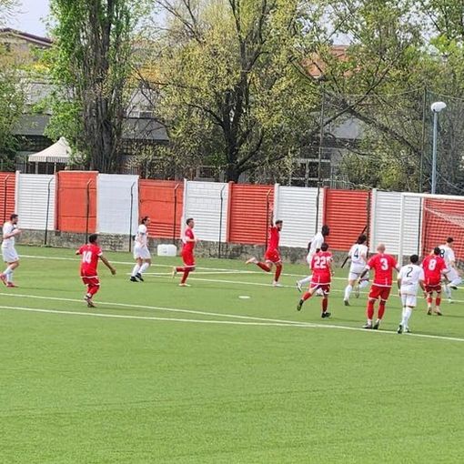 Sulla ribattuta il gol di Achenza per il temporaneo 1-0 del Calvairate, poi rimontato dalla capolista Oltrepò
