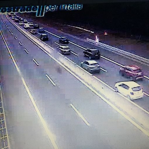 Grave incidente sull'autostrada, auto si ribalta a Vergiate. In volo anche l'elisoccorso, traffico in tilt