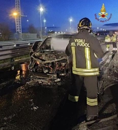 Furgone in fiamme: a bordo una bombola di gpl
