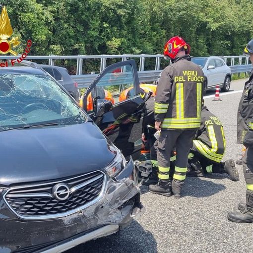 L'auto finita contro i new jersey in cemento sull'Autostrada dei Laghi a Gallarate