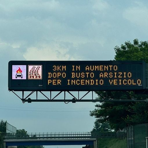 Veicolo in fiamme sull'Autostrada dei Laghi tra Busto e Castellanza, tre chilometri di coda verso Milano