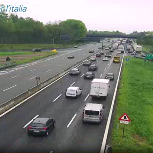 La coda allo svincolo di Busto della A8 (immagini della webcam di Autostrade)