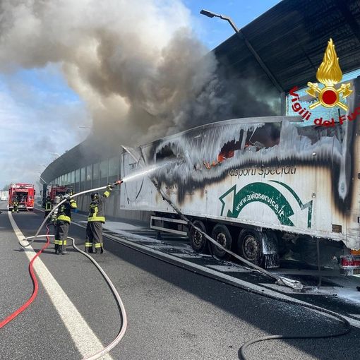 Il rimorchio del tir in fiamme sull'autostrada A4 nei pressi di Milano