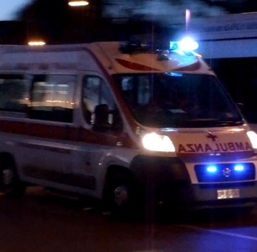 Vigevano: cade dalla moto in corso Pavia, soccorso un 22enne