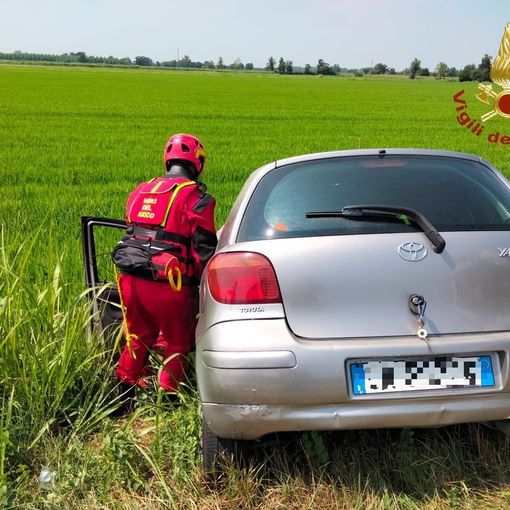 Pavia: finisce nel fosso con l'auto, intervengono i Vigili del fuoco