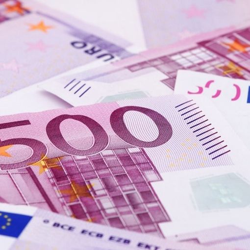 Trova per terra 500 euro in centro a Vergiate: le porta alla polizia locale