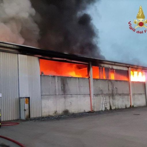 Casei Gerola: incendio capannone di rifiuti, i sindacati dei Vigili del fuoco di Pavia chiedono maggiori strumenti per intervenire sul territorio