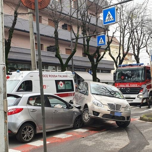 FOTO. Schianto tra due auto a Busto e nell'impatto una finisce sopra all'altra: soccorsi i due conducenti