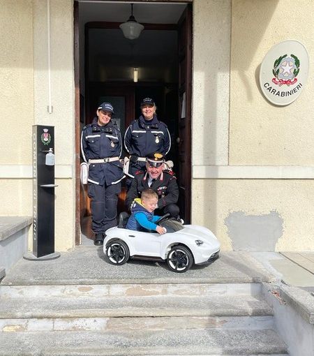 Trino: raccontano sui social la sparizione dell'auto elettrica del figlio, carabinieri e Polizia locale la recuperano