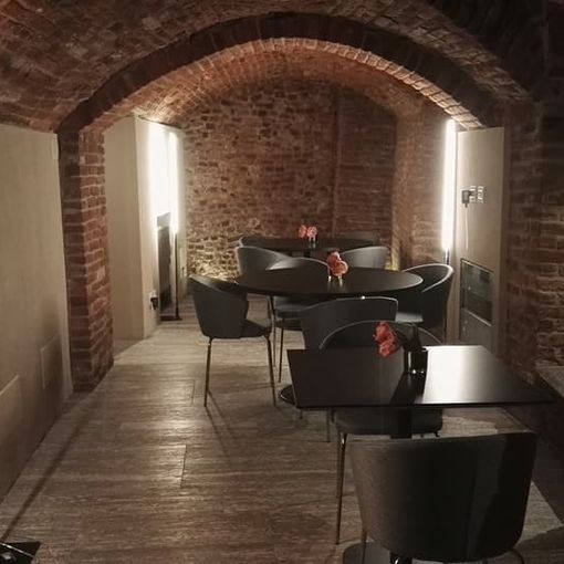 (nella foto una delle cantine interne nel seminterrato del Caffè Commercio)